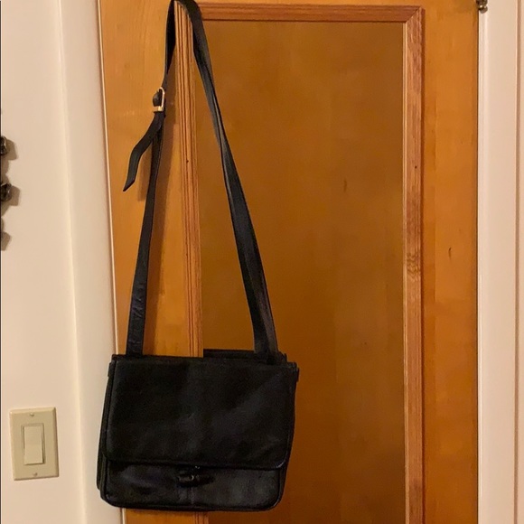 Leather black bag. Small imperfection on closure. - Picture 5 of 8